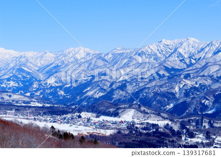 三月從白馬岩嶽山頂眺望北阿爾卑斯山脈；信州山脈；白雪皚皚的北阿爾卑斯山脈 139317681