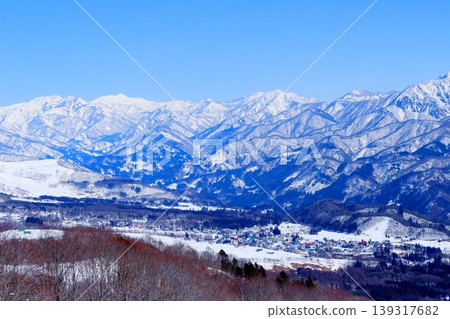 三月從白馬岩嶽山頂眺望北阿爾卑斯山脈；信州山脈；白雪皚皚的北阿爾卑斯山脈 139317682