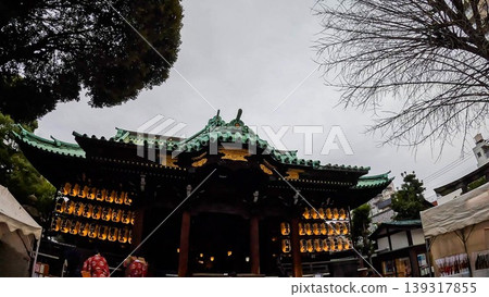 夜晚,東京牛島神社的神社建築群在燈籠的映照下熠熠生輝。 夜晚,東京牛島神社的神社建築群在燈籠的映照下熠熠生輝。 139317855