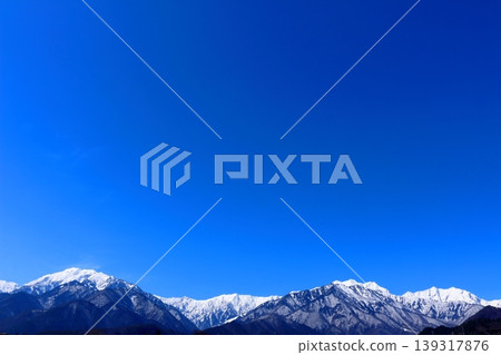 三月從信濃大町眺望的北阿爾卑斯山;白雪皚皚的北阿爾卑斯山;信州的群山。 三月從信濃大町眺望的北阿爾卑斯山;白雪皚皚的北阿爾卑斯山;信州的群山。 139317876