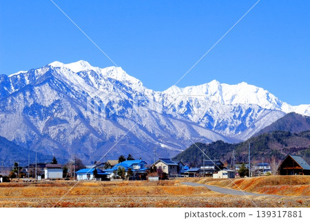 三月從信濃大町眺望的北阿爾卑斯山;白雪皚皚的北阿爾卑斯山;信州的群山。 三月從信濃大町眺望的北阿爾卑斯山;白雪皚皚的北阿爾卑斯山;信州的群山。 139317881