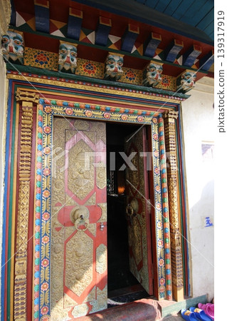 尼泊爾世界文化遺產加德滿都谷地藏傳佛教寺廟斯瓦揚布納特山上的佛塔 尼泊爾世界文化遺產加德滿都谷地藏傳佛教寺廟斯瓦揚布納特山上的佛塔 139317919