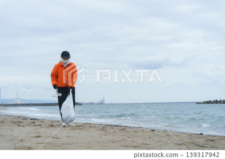 人們在海灘上撿垃圾 139317942