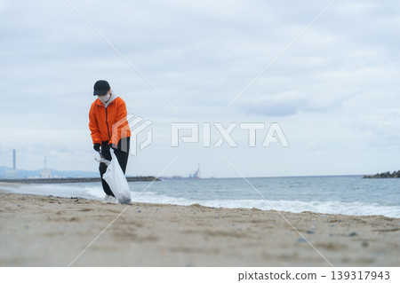 人們在海灘上撿垃圾 139317943
