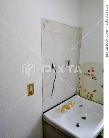Washroom before renovation Washroom before renovation 139318115