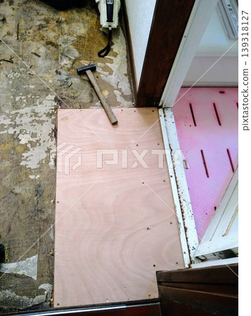 Replacing the damaged floor in the bathroom 139318127