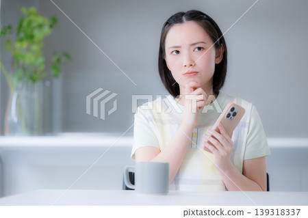Consumers who are troubled by the image of saving money due to household budgeting and rising prices due to inflation. Consumers who are troubled by the image of saving money due to household budgeting and rising prices due to inflation. 139318337