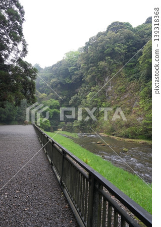 河流和通往神社的路 139318368