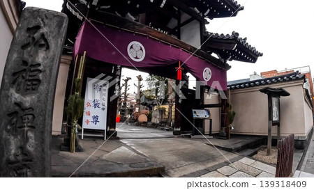 從東京興福寺正門望去,可以看到大王殿和歷史建築。 從東京興福寺正門望去,可以看到大王殿和歷史建築。 139318409