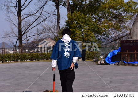 一名男子身穿背後寫著「犬山祭」字樣的法被,正在愛知縣犬山市參加犬山春季祭,他正走過城下町。 一名男子身穿背後寫著「犬山祭」字樣的法被,正在愛知縣犬山市參加犬山春季祭,他正走過城下町。 139318495