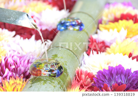 一個鋪滿鮮花的水盆。 一個鋪滿鮮花的水盆。 139318819