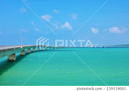 沖繩伊良部大橋的藍天和大海 沖繩伊良部大橋的藍天和大海 139319001