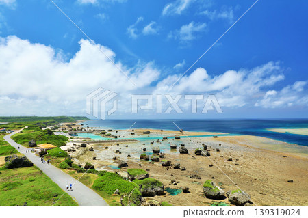 Okinawa, Miyakojima, blue sky and sea from Higashi-Hennazaki Okinawa, Miyakojima, blue sky and sea from Higashi-Hennazaki 139319024