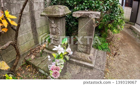 東京下井稻荷神社內矗立著一尊古老的青面鑽石佛像。 東京下井稻荷神社內矗立著一尊古老的青面鑽石佛像。 139319067