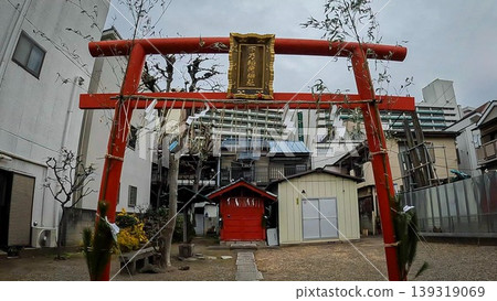 東京下井稻荷神社的鳥居和神社庭院。 139319069