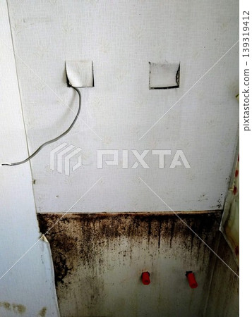 Before the renovation of the old bathroom 139319412