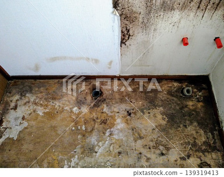 Before the renovation of the old bathroom 139319413