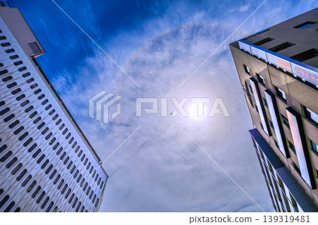 在日本橫濱的城市景觀中，出現了罕見的景象。在櫻木町站前的Pio City上空，可以看到光環、飛機和太陽。 （4月28日） 139319481