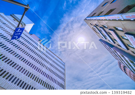 在日本橫濱的城市景觀中，出現了罕見的景象。在櫻木町站前的Pio City上空，可以看到光環、飛機和太陽。 （4月28日） 139319482