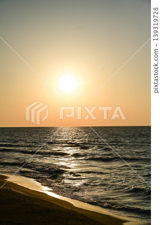 初春時節，烏奇納達海灘的日落美景 139319728