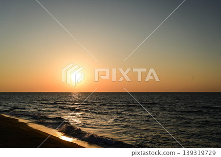 初春時節，烏奇納達海灘的日落美景 139319729