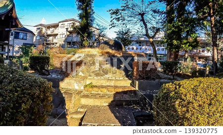 位於東京葛飾區歷史遺址柴又八幡神社的墓塚。 139320775