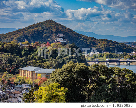 A view of Inuyama Castle, a national treasure in autumn A view of Inuyama Castle, a national treasure in autumn 139320923