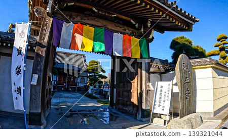 從東京龍觀寺大門望去,可以看到正殿和地藏菩薩像。 從東京龍觀寺大門望去,可以看到正殿和地藏菩薩像。 139321044