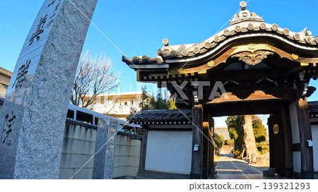 在東京的藍天映襯下，新光寺的正門和歷史建築格外醒目。 139321293