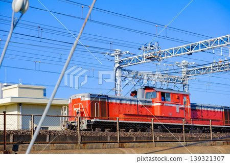 DD511191次貨運列車駛過山陽線樽見站附近。 DD511191次貨運列車駛過山陽線樽見站附近。 139321307