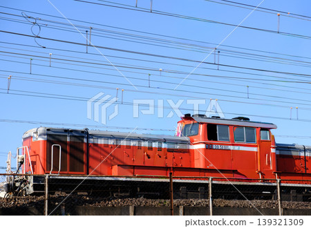 Freight train DD511191 passing near Tarumi Station on the Sanyo Line Freight train DD511191 passing near Tarumi Station on the Sanyo Line 139321309