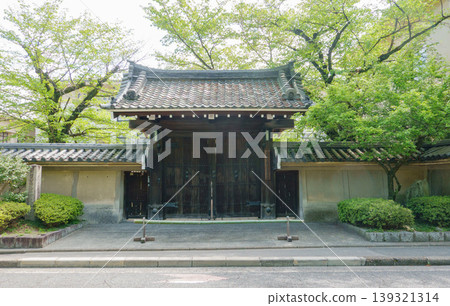 京都府立鴨木高中的歷史悠久的校門 139321314
