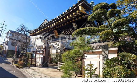 位於京都居民區內的歷史悠久的萬福寺入口。 位於京都居民區內的歷史悠久的萬福寺入口。 139321430