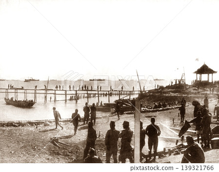 Old photograph: November 5, 1937, during the Second Sino-Japanese War, Japanese Army landing in Hangzhou Bay in the face of enemy forces. 139321766