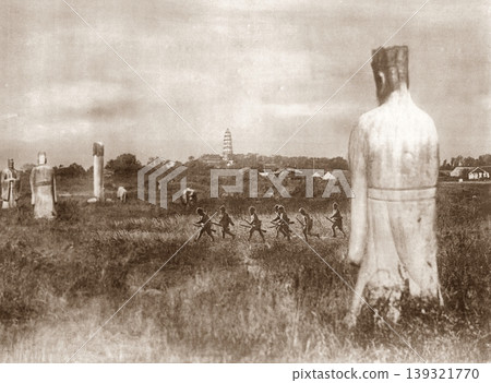舊照片：1937 年 12 月，第二次中日戰爭期間，照片顯示日軍在蘇州雲巖寺塔附近推進。 139321770