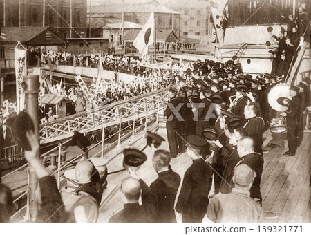 1937 年 12 月,第二次中日戰爭期間的老照片:日本軍艦上慶祝南京陷落。 1937 年 12 月,第二次中日戰爭期間的老照片:日本軍艦上慶祝南京陷落。 139321771