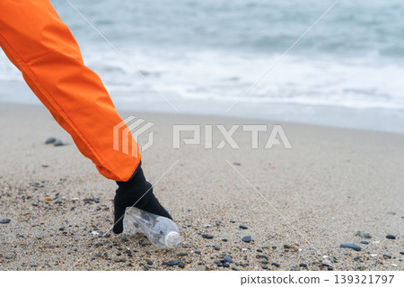 People picking up trash on the beach 139321797