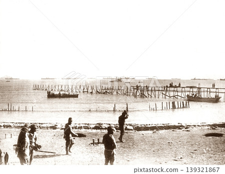 Old photograph: November 5, 1937, during the Second Sino-Japanese War, Japanese Army landing in Hangzhou Bay in the face of enemy forces. 139321867