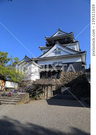 湛藍的天空和岡崎城的天守閣 湛藍的天空和岡崎城的天守閣 139321889