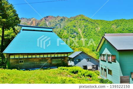 初夏，綠意盎然：長野縣榮村僻靜的秋山鄉上之原老房子景色。 139322150