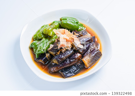 烤茄子和甜椒，用日式高湯醃製。一道用日式高湯醃製的夏季蔬菜配菜。 （白色背景） 139322498
