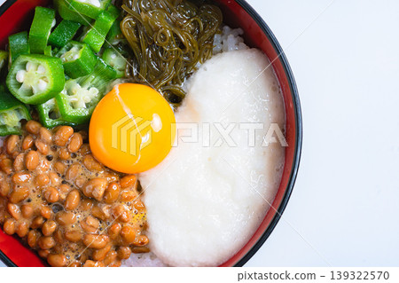 糯米飯碗:米飯上放有納豆、秋葵、山藥泥、海苔和蛋黃(白色背景) 糯米飯碗:米飯上放有納豆、秋葵、山藥泥、海苔和蛋黃(白色背景) 139322570