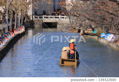 The "Kurashiki River Boat Tour" takes place along the Kurashiki River in the Kurashiki Bikan Historical Quarter, specifically in the canal south of Nakabashi Bridge. 139322600