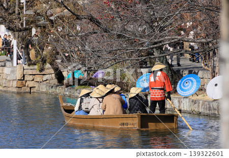 The "Kurashiki River Boat Tour" takes place along the Kurashiki River in the Kurashiki Bikan Historical Quarter, specifically in the canal south of Nakabashi Bridge. 139322601