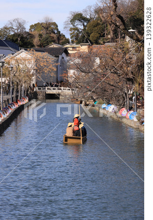 The "Kurashiki River Boat Tour" takes place along the Kurashiki River in the Kurashiki Bikan Historical Quarter, specifically in the canal south of Nakabashi Bridge. The "Kurashiki River Boat Tour" takes place along the Kurashiki River in the Kurashiki Bikan Historical Quarter, specifically in the canal south of Nakabashi Bridge. 139322628