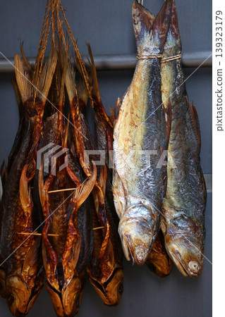 鹽乾魚（火腿）在香港西部的德助道出售。它類似於草屋，味道鮮美。以前很便宜，但現在很貴 139323179