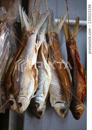 鹽乾魚(火腿)在香港西部的德助道出售。它類似於草屋,味道鮮美。以前很便宜,但現在很貴 鹽乾魚(火腿)在香港西部的德助道出售。它類似於草屋,味道鮮美。以前很便宜,但現在很貴 139323196
