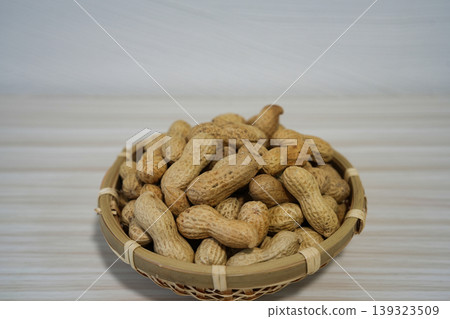 Peanuts in their shells, with a fragrant aroma and rich sweetness. Peanuts in their shells, with a fragrant aroma and rich sweetness. 139323509