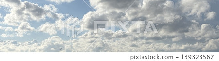 一張藍天白雲、飛機飛翔的全景照片。 一張藍天白雲、飛機飛翔的全景照片。 139323567
