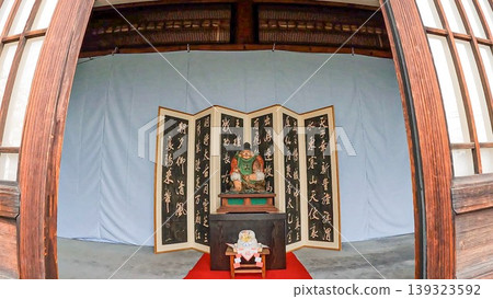 新年期間,東京青雲寺供奉惠比壽神像和鏡餅(年糕供品)。 新年期間,東京青雲寺供奉惠比壽神像和鏡餅(年糕供品)。 139323592